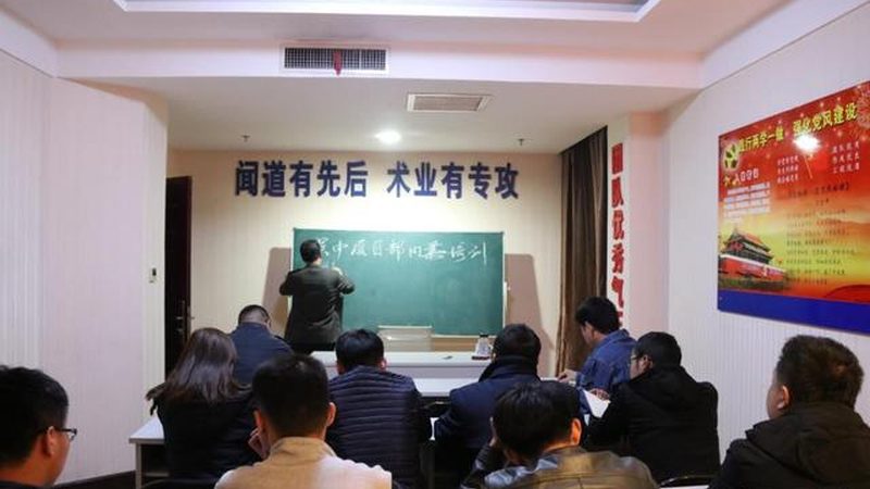 在为儿童选择编程工具时，应考虑以下因素：